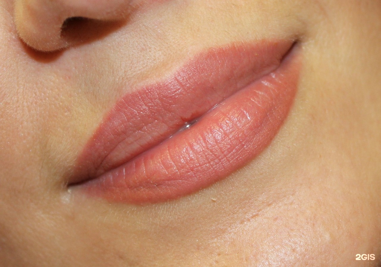 Контур губ до и после. Перманент губ контур с растушевкой. Перманентный макияж губ контур с растушевкой. Татуаж губ контур с растушевкой. Перманентный татуаж губ контур.