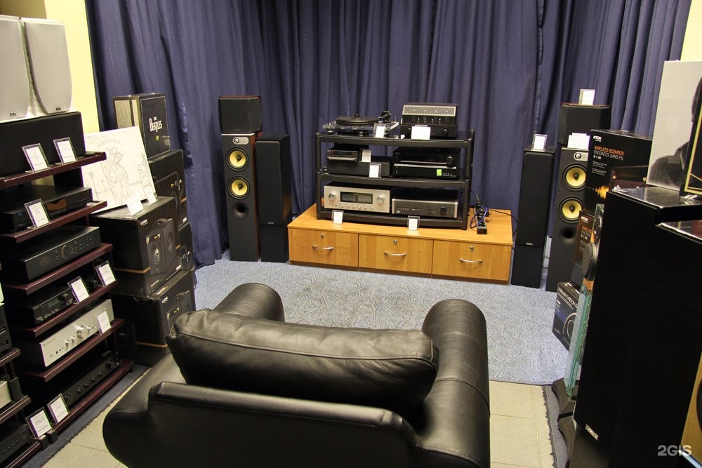 Магазины аудиотехники санкт петербург. Hi Fi Audio комиссионный магазин. Комната для прослушивания музыки. Комната для прослушивания акустики.