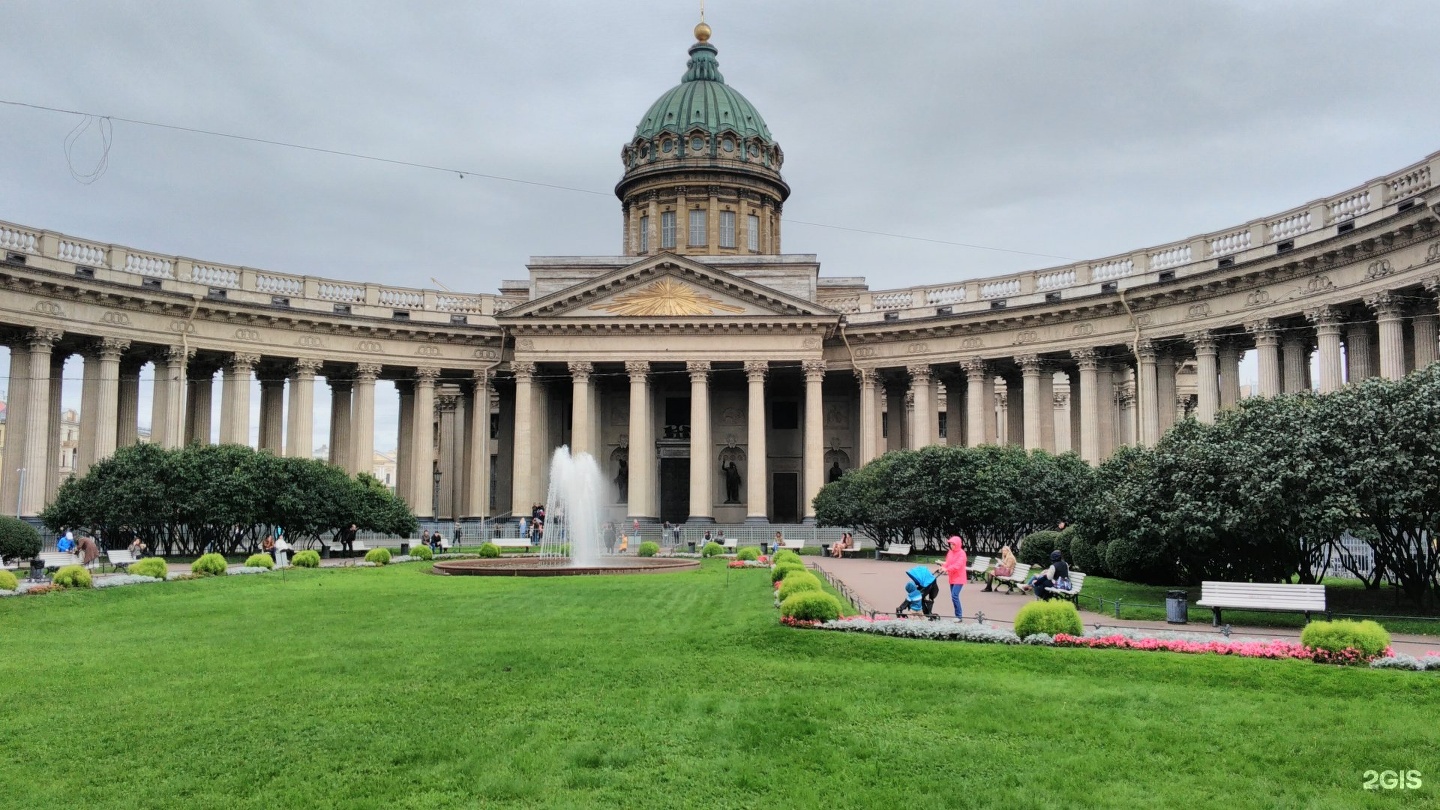 Воронихинские колоннады Казанского собора