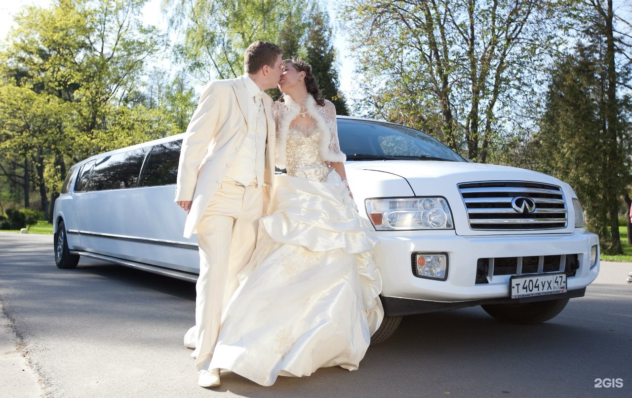Аренда лимузина с водителем. Лимузин Инфинити qx56. Инфинити лимузин свадебный. Лимузин на свадьбу СПБ. Принц на белом лимузине.