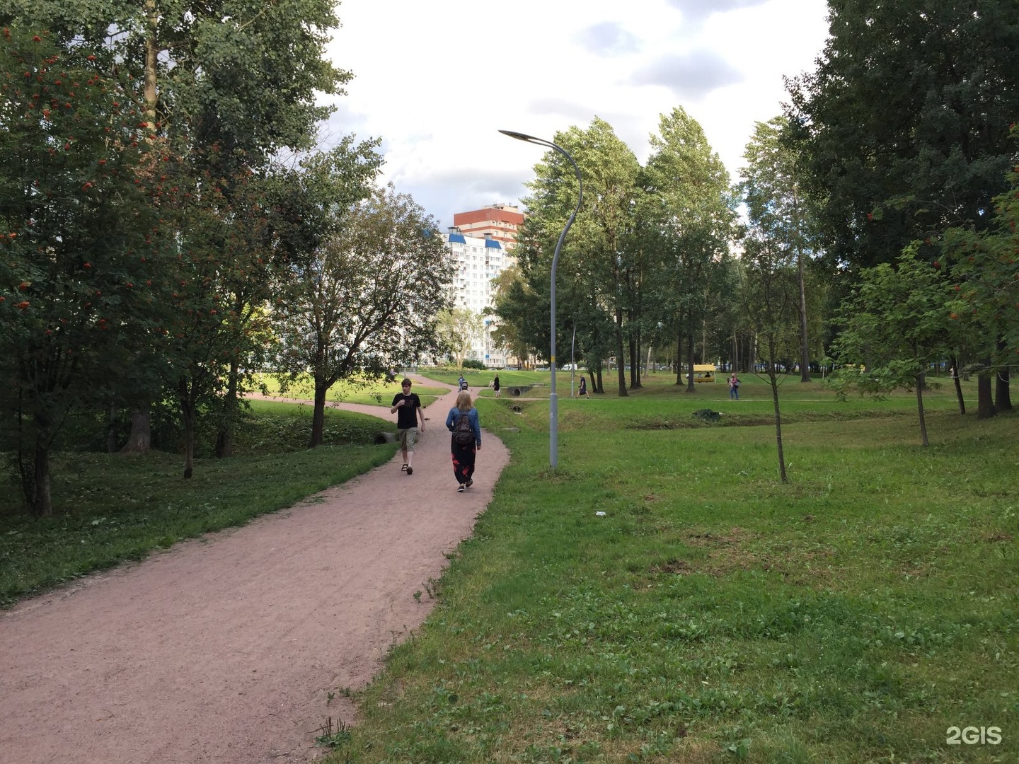 Парк есенина санкт петербург. Парк имени Есенина Санкт-Петербург Большевиков. Парк Есенина СПБ детская площадка. Парк Есенина фонари квадраты вдоль Большевиков арки.