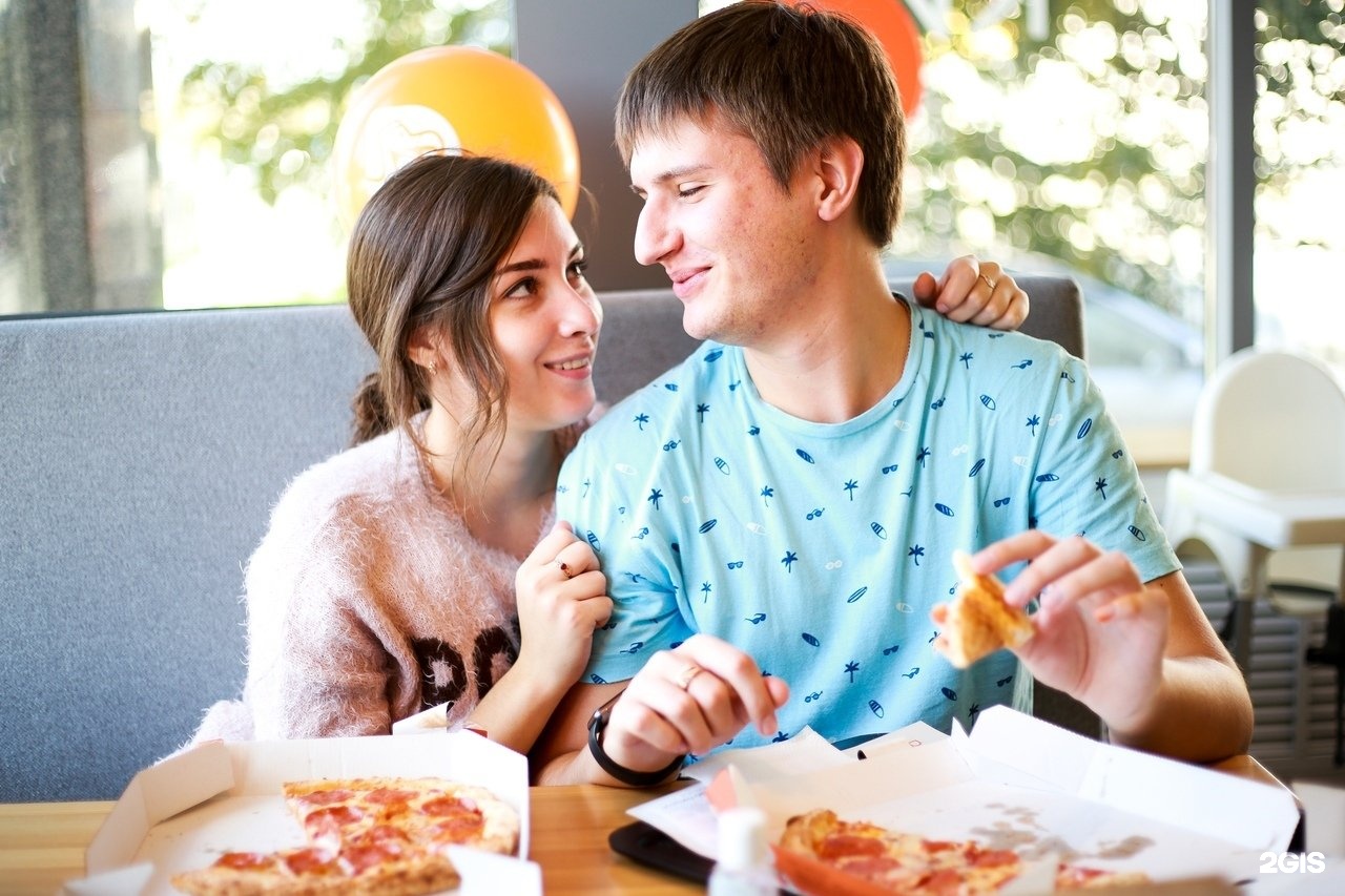 Рекламный ролик пицца. Фотосессия с пиццей. Пицца любовь. Человек пицца. Покупатели в пиццерии.