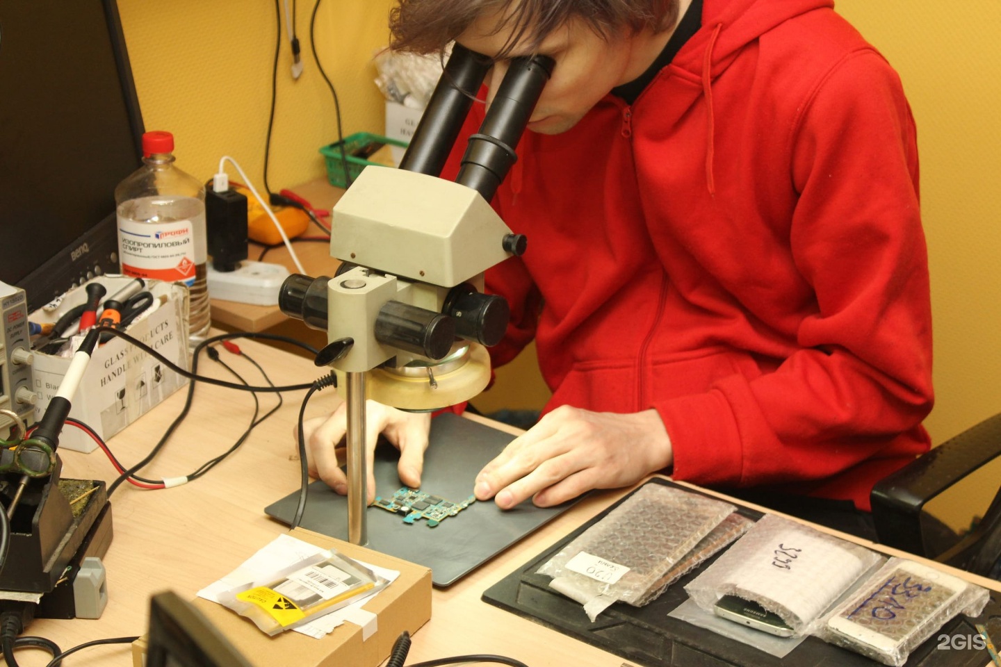 ремонт тв. сервисный центр орбита уфа. разобранный телевизор. профессия телемастер. мастер ремонтирует телевизор.