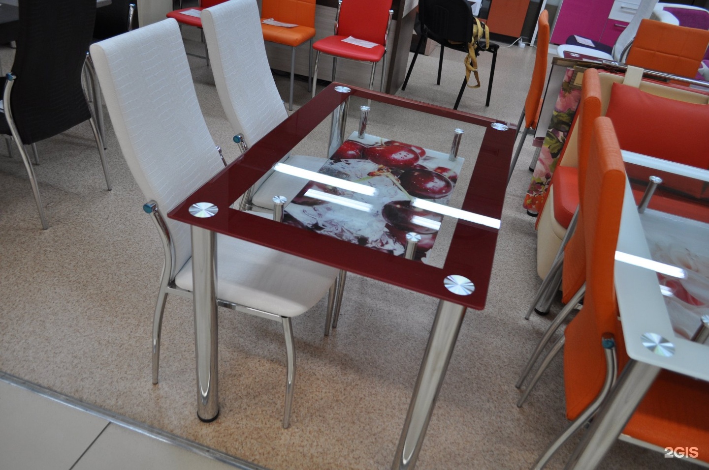 Кухонные столы барнаул. Барнаульская зеркальная фабрика столы стекло для кухни. Много мебели стол на кухню. Кухонный стол на роликах. Барнаул гипермаркет Алтай столы кухонные стеклянные.
