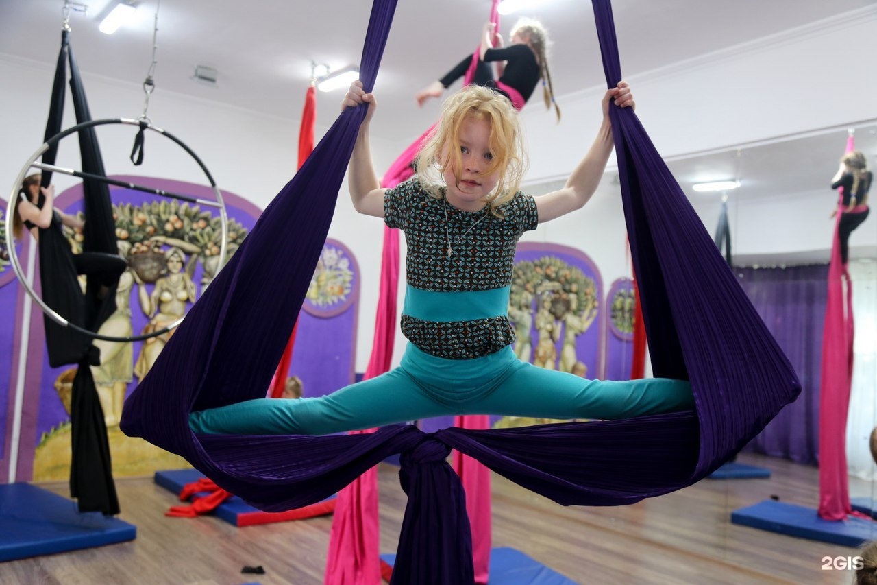 На полотнах для детей москва. Воздушные полотна. Воздушная гимнастика. Воздушная гимнастика на полотнах для детей. Воздушные полотна дети