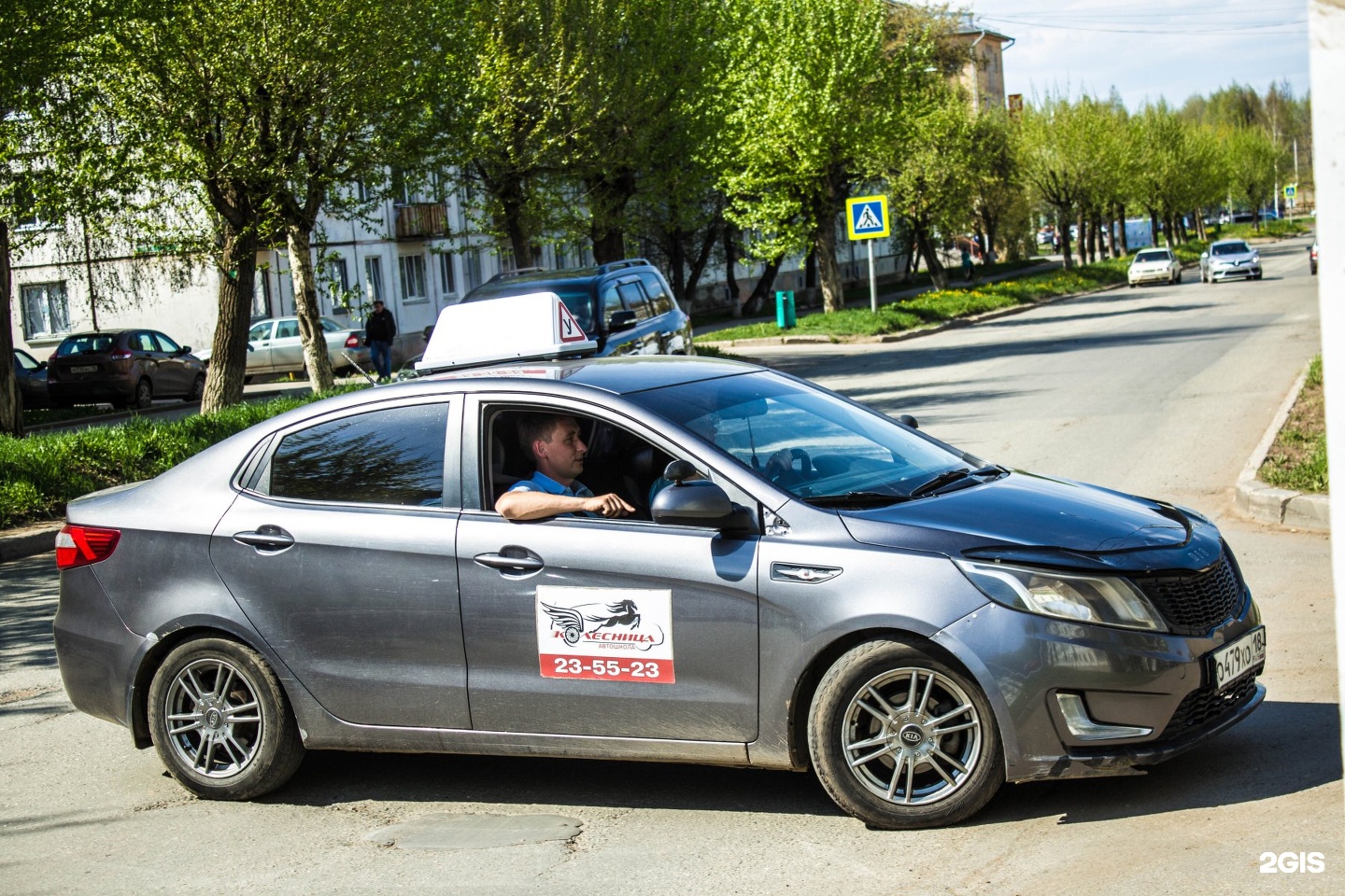 Автошколы в ижевском. Автошкола колесница Ижевск. Тойота автошкола колесница фото.