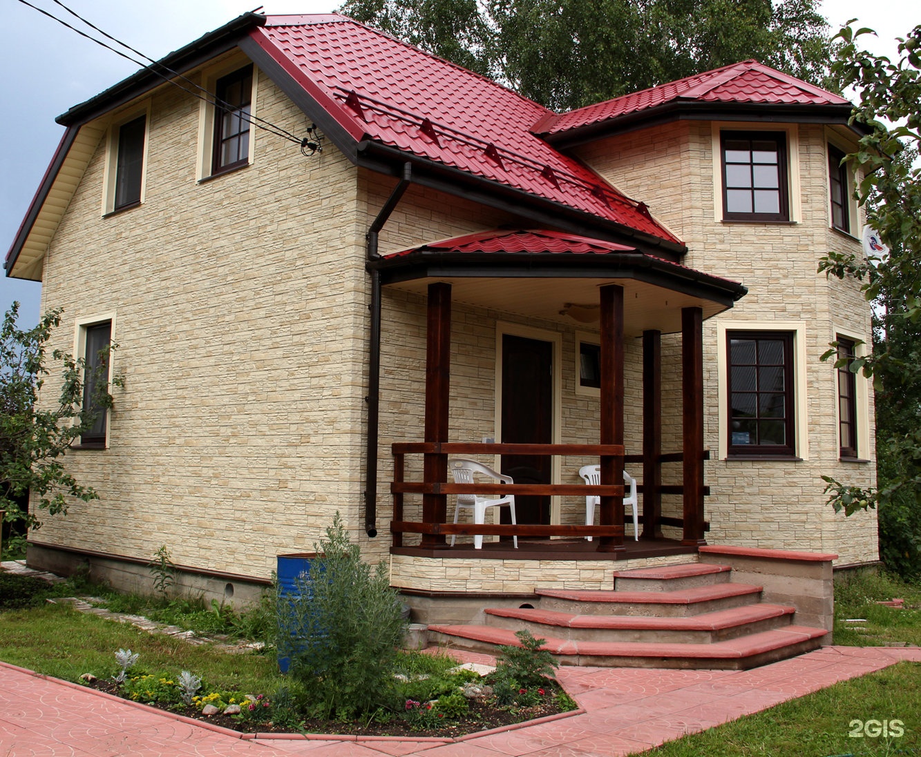 Каменный дом с красной крышей