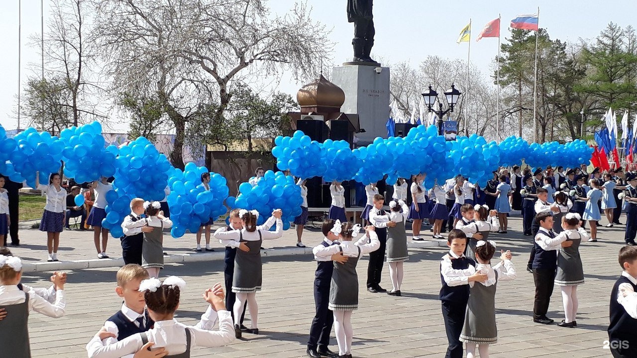 Компания шар оренбург. Оренбург праздник. Шары Чкалова Оренбург. Холидей Оренбург.