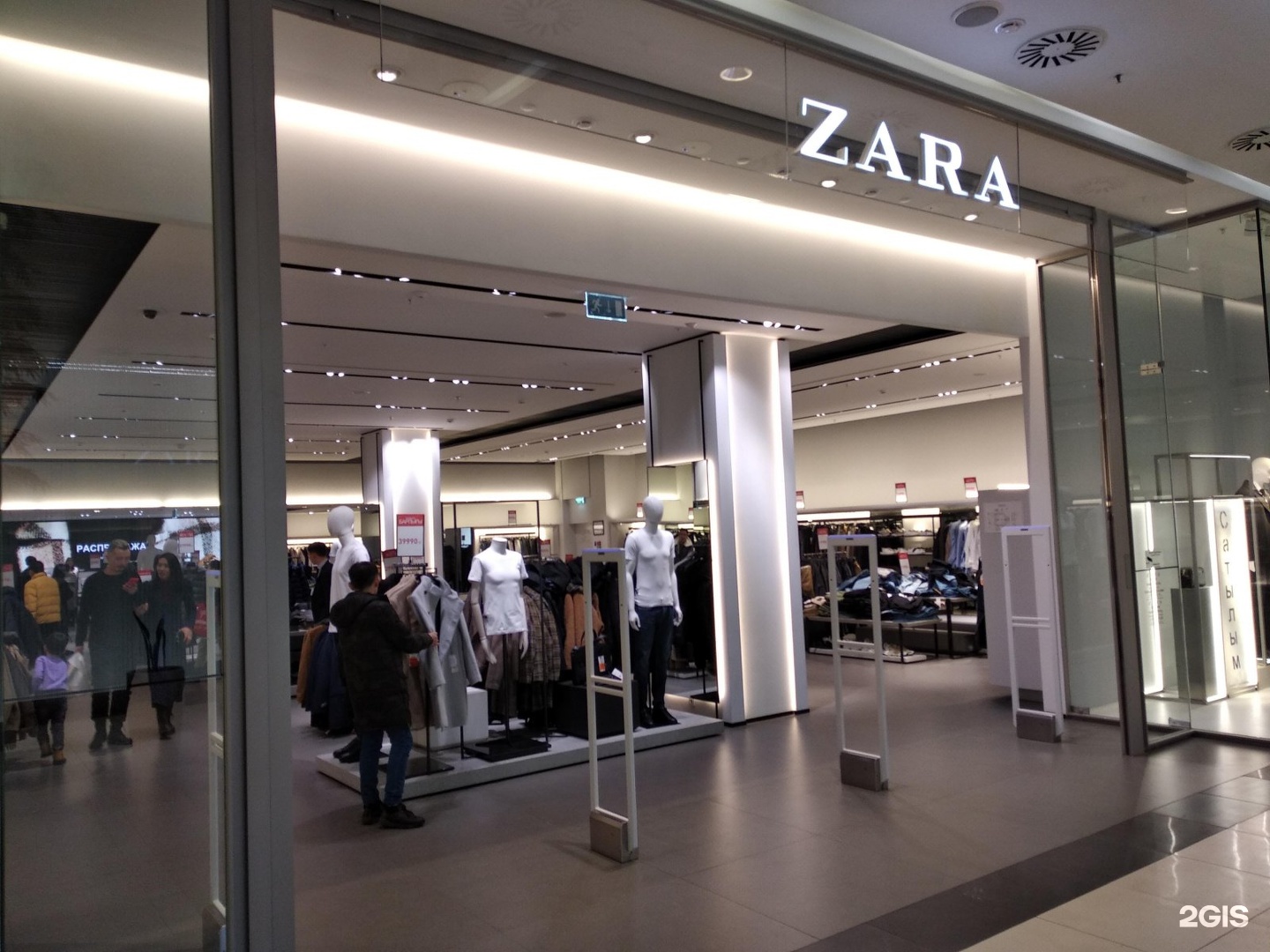 Открытая zara. Zara Алматы. Zara Outlet. Zara открывается в России.