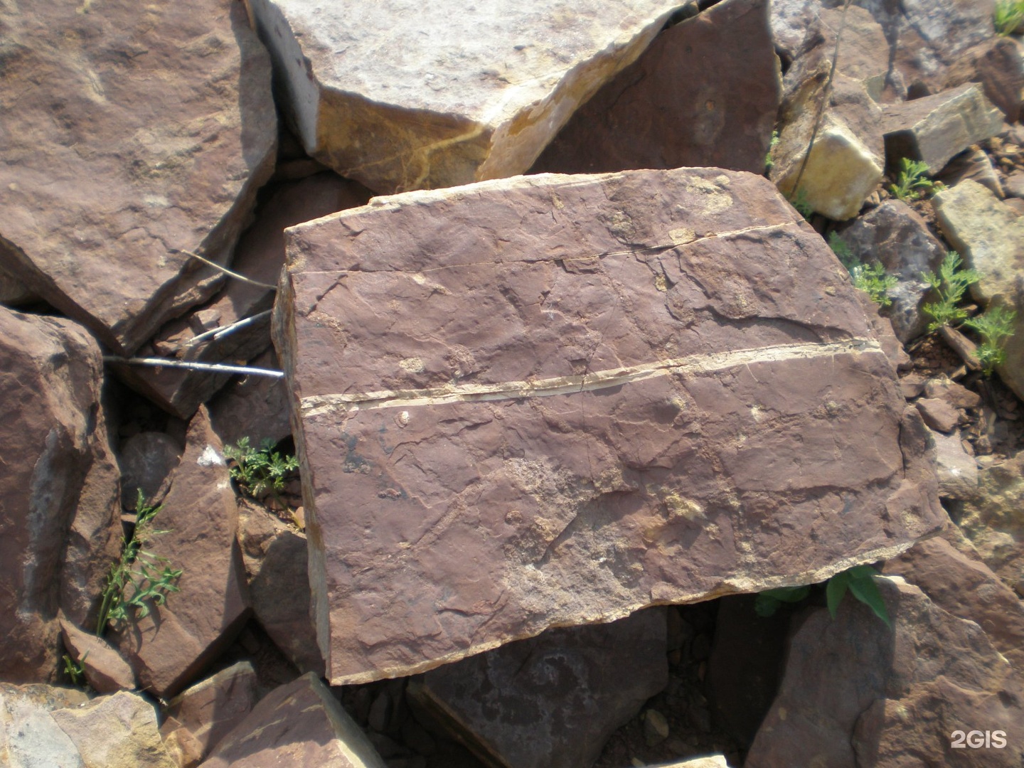 Красный камень строительный. Строительный камень из Абхазии. Стоун строительная