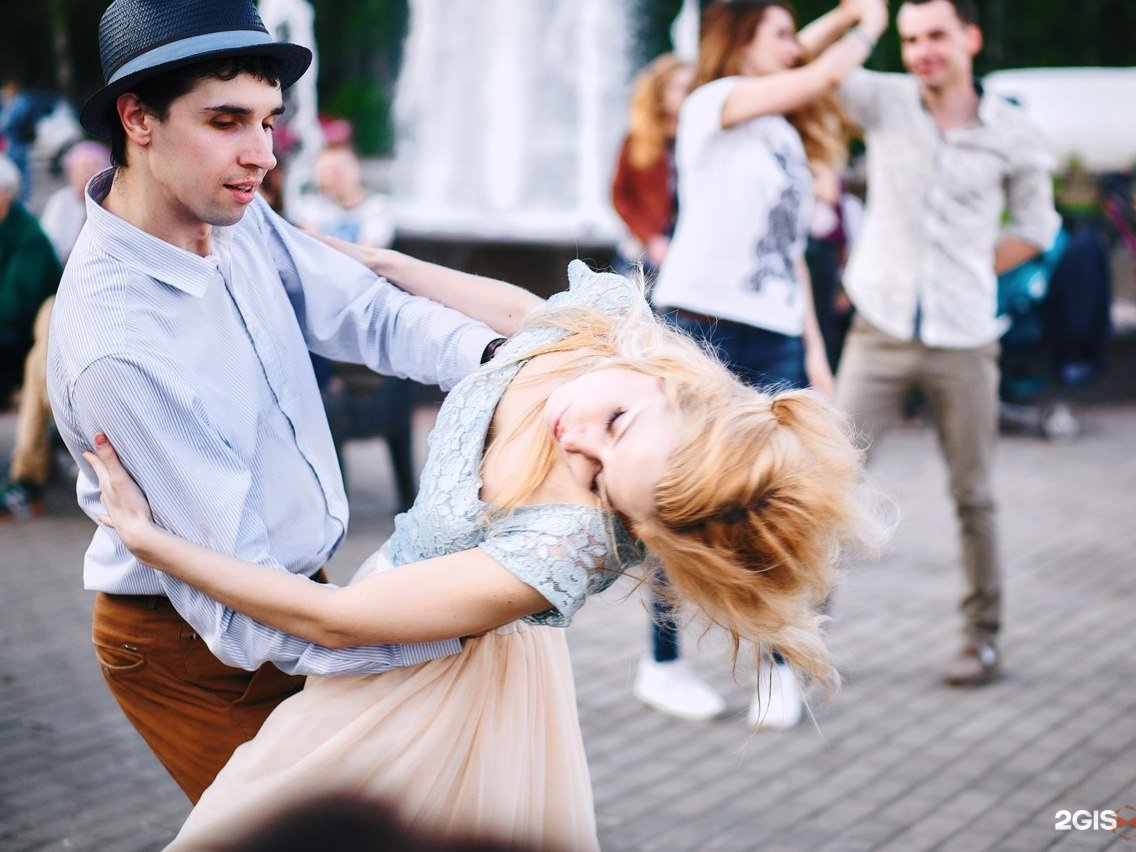 Хастл видео. Люди танцуют. Парные танцы на улице. Социальные танцы. Хастл танец.