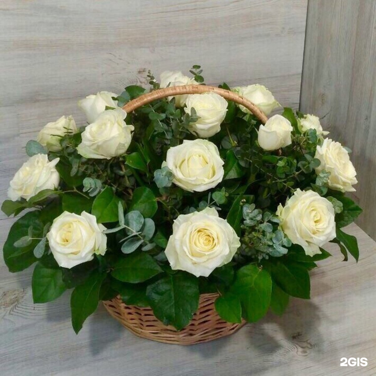 Корзинка белых роз