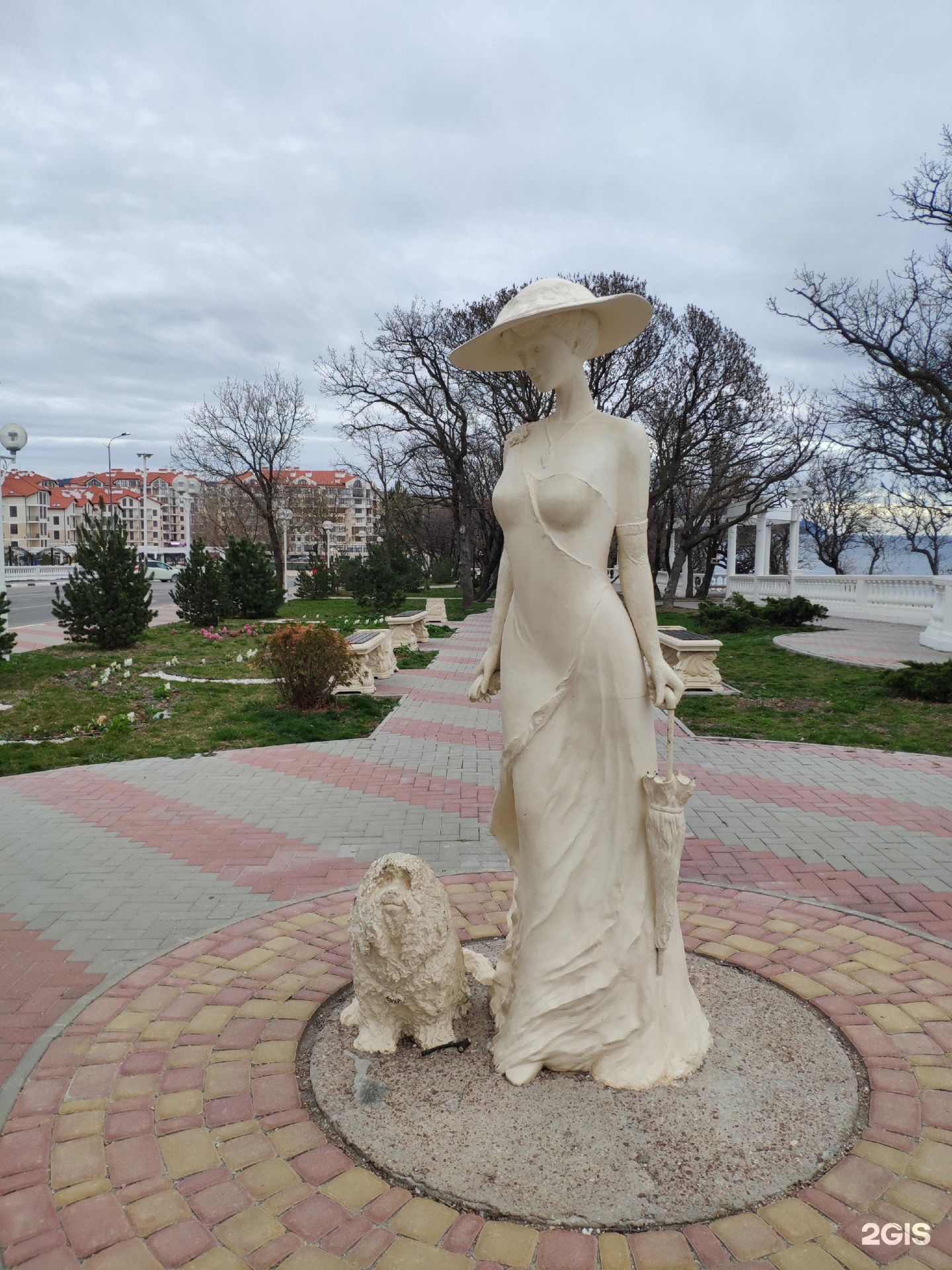 Дама с собачкой 2. Памятник дама с собачкой в Хабаровске. Памятник 