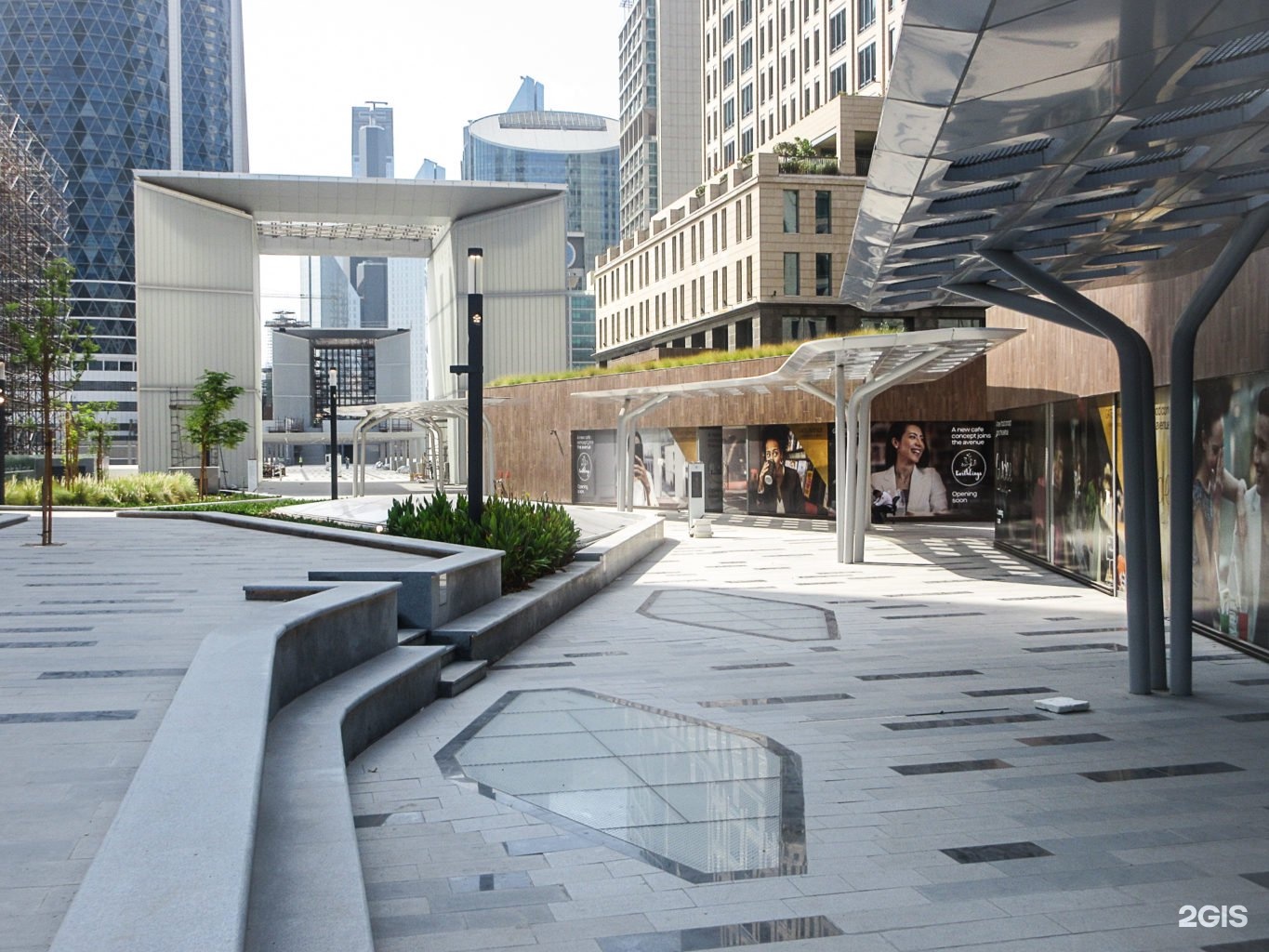 Здание окружено. Gate Avenue Дубай. Офис в DIFC Dubai. Gate 6 DIFC entrance. Gate Avenue телефон.