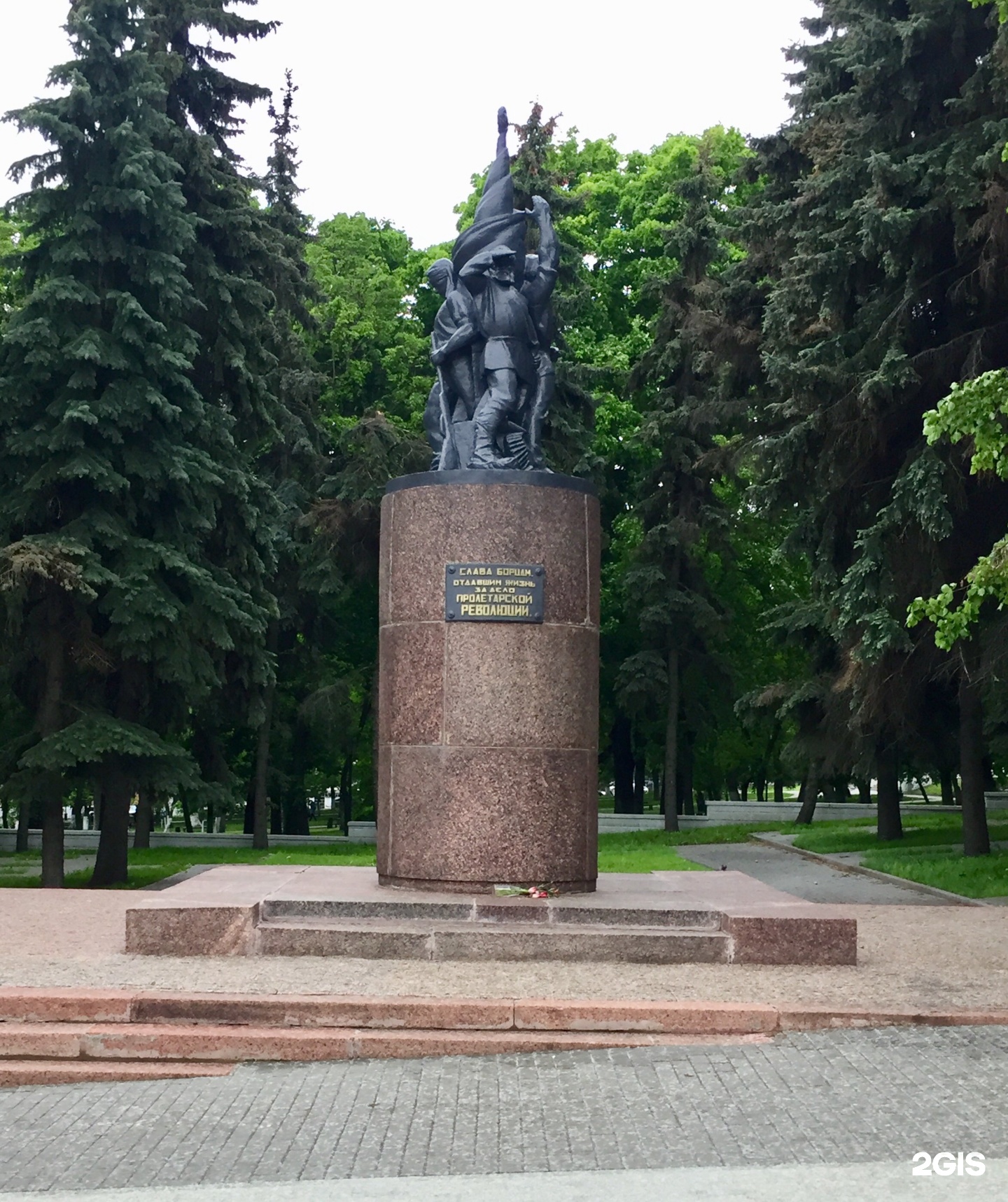 Борцов революции. Памятник борцам революции Пенза. Памятник борцам революции Буденновск. Памятник борцам революции Копейск. Мемориал «борцам революции» 1918 год.