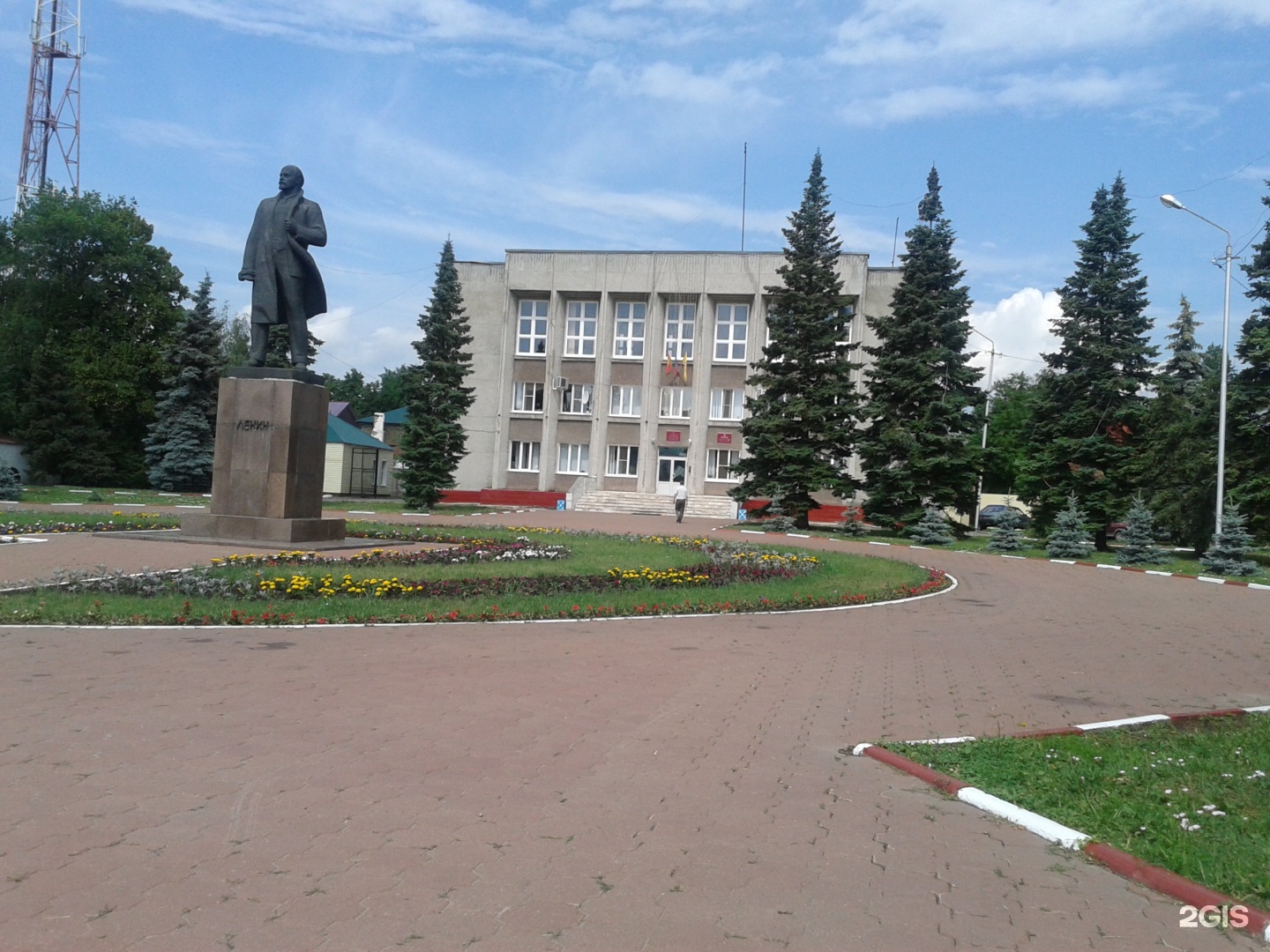 Чаплыгинский сельсовет. Площадь Октябрьской революции Чаплыгин. Памятник Ленину в Чаплыгине. Чаплыгин площадь города. Чаплыгин администрация площадь.