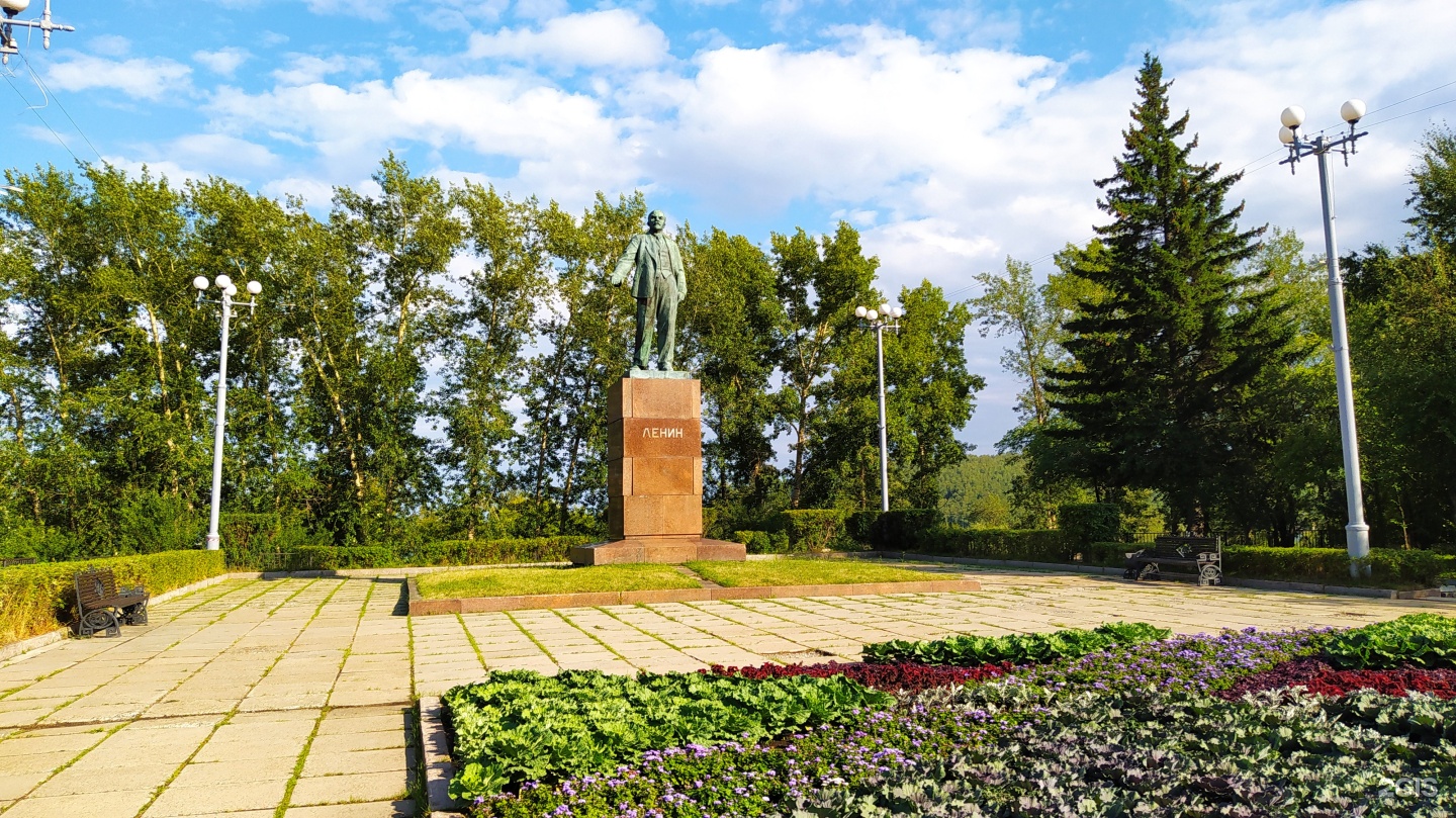 Новоленино в иркутске. Памятник Ленину Иркутск ГЭС. Памятник Ленину Иркутска плотина. Памятник Ленину панорама Иркутск. Мемориал в Иркутске в Свердловском районе.