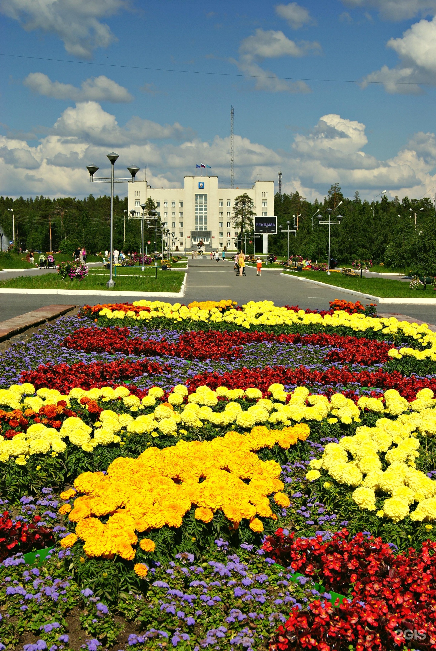 Работа в городе ноябрьск. Ноябрьск город. Ноябрьск площадь. Город Ноябрьск фото. Город Ноябрьск площадь города.