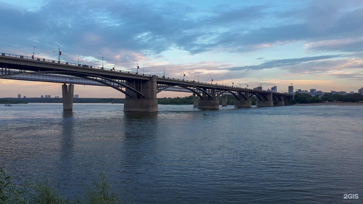 Памятник мосту в Новосибирске