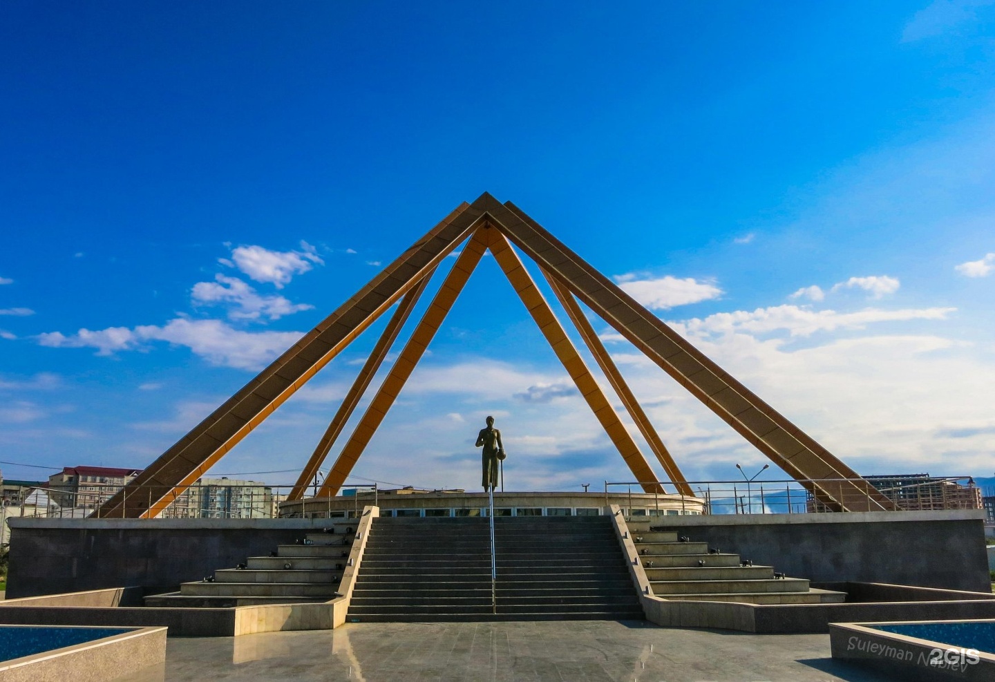Памятник русской учительнице в Дагестане