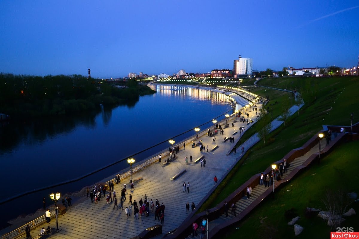 Тюмень гори. Набережная реки тура Тюмень. Река в Тюмени на набережной. Река тура Тюмень. Тюмень спуск к набережной.