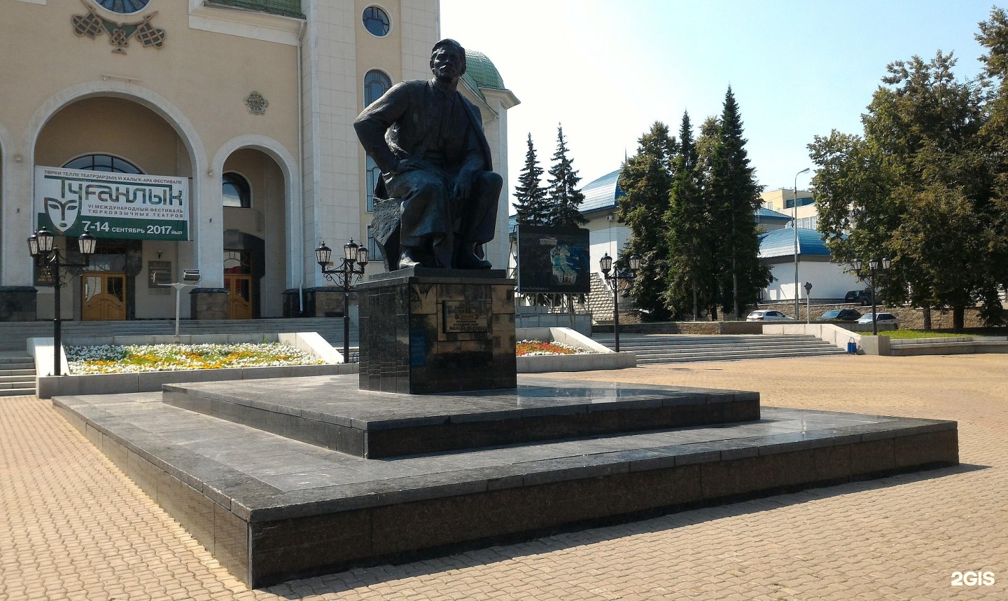 Гафури уфа. Памятник Мажиту Гафури в Уфе. Могила Мажита Гафури. Памятник Мажита Гафури Красноусольск. Город Кумертау парк имени Мажита Гафури.