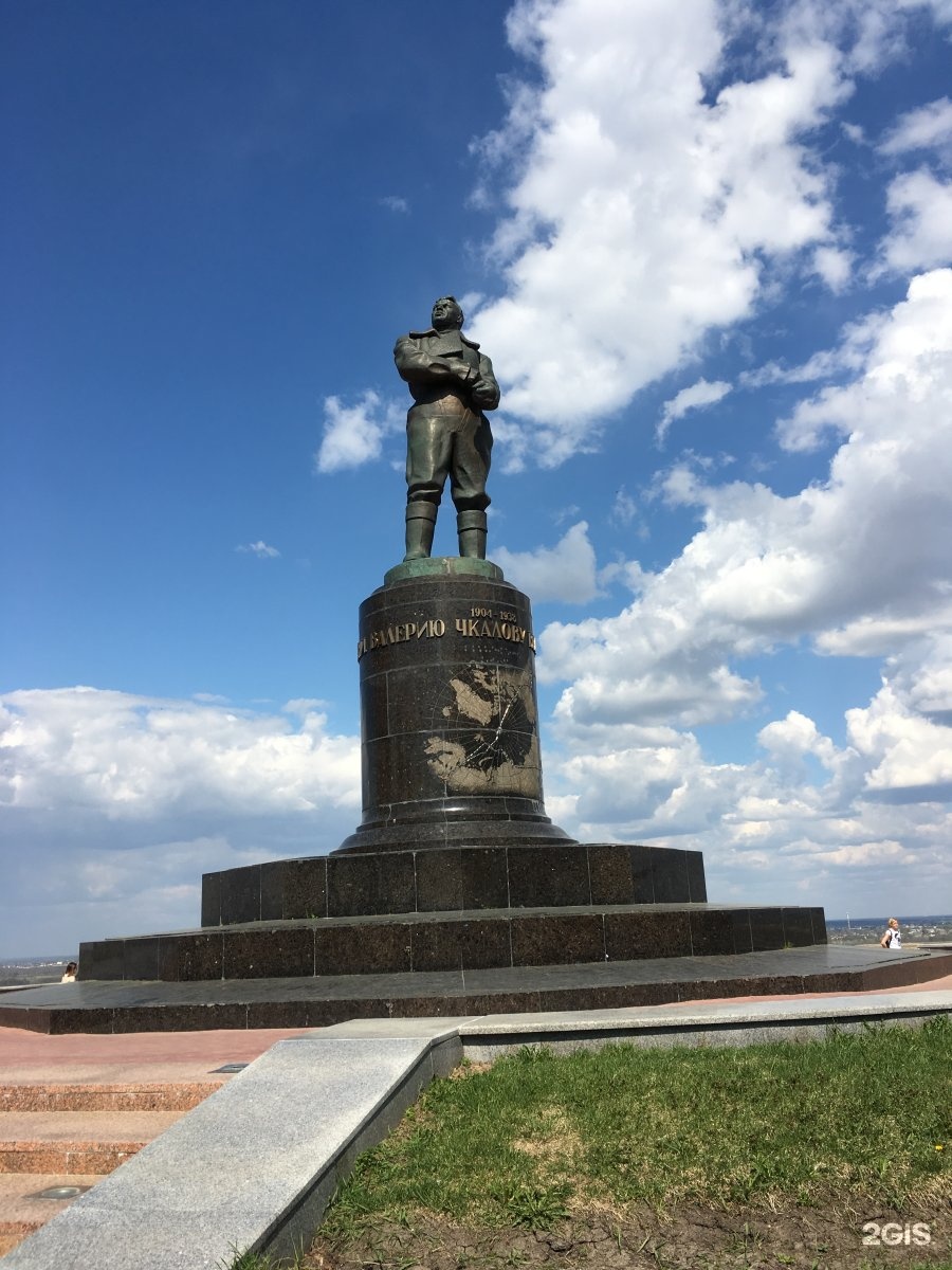 Памятники в нижнем новгороде. Памятник Чкалову в Нижнем Новгороде. Чкалов памятник в Нижнем. Статуя Чкалова в Нижнем Новгороде. Памятник Чкалову на набережной в Нижнем Новгороде.