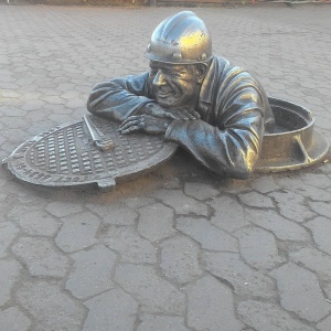 Памятник слесарю степанычу в омске фото
