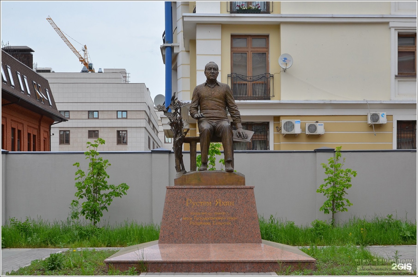 Памятник р. Памятник Яхину в Казани. Памятник Рустему Яхину. Яхин Рустем Казань. Памятник Рустема Яхина.