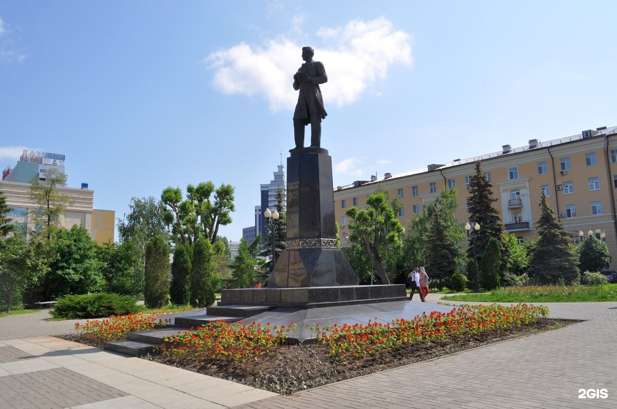 Казань имени г м тукая. Сквер Тукая Казань. Памятник Тукая Казань. Памятник Тукаю в Казани сквер Тукая. Площадь Габдуллы Тукая г Казань.