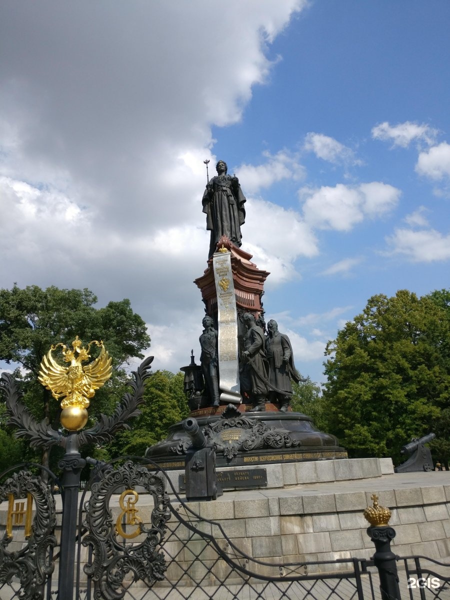 Памятники екатерине в городах. Памятник Екатерине II (Краснодар). Памятник императрице Екатерине 2 в Краснодаре. Памятник Екатерине в Краснодаре. Краснодар памятник Екатерине достопримечательности Краснодара.