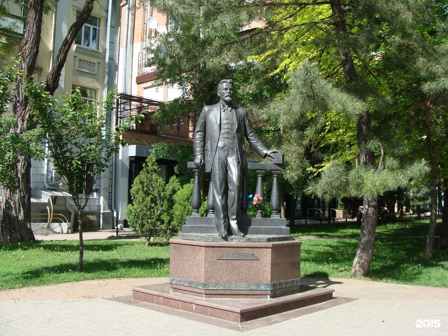 Памятник Чехову в Ростове на Дону