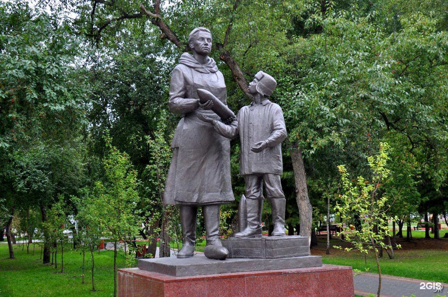 Памятник женщине и подростку ковавшим победу в тылу Томск