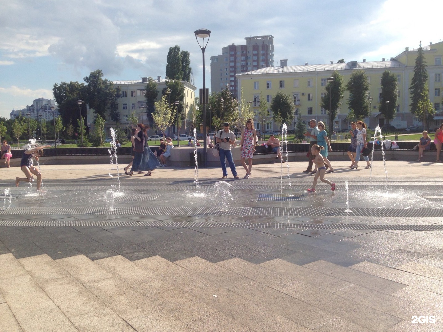 На Советской площади дети