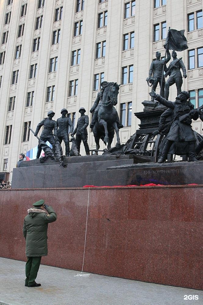 Воин москва. Памятник у национального центра обороны. Памятник НЦУО. Скульптурная композиция здании Министерство обороны. Памятники героям Отечественной войны в Москве и их названия.