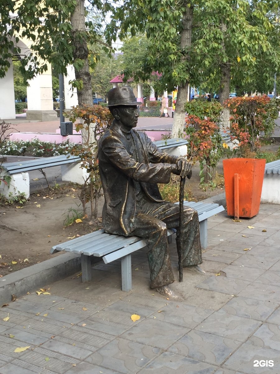 Пенсионеры улан удэ. Памятники Улан-Удэ. Памятники людей Улан-Удэ. Необычный памятники в Улан-Удэ. Памятник пенсионерам.