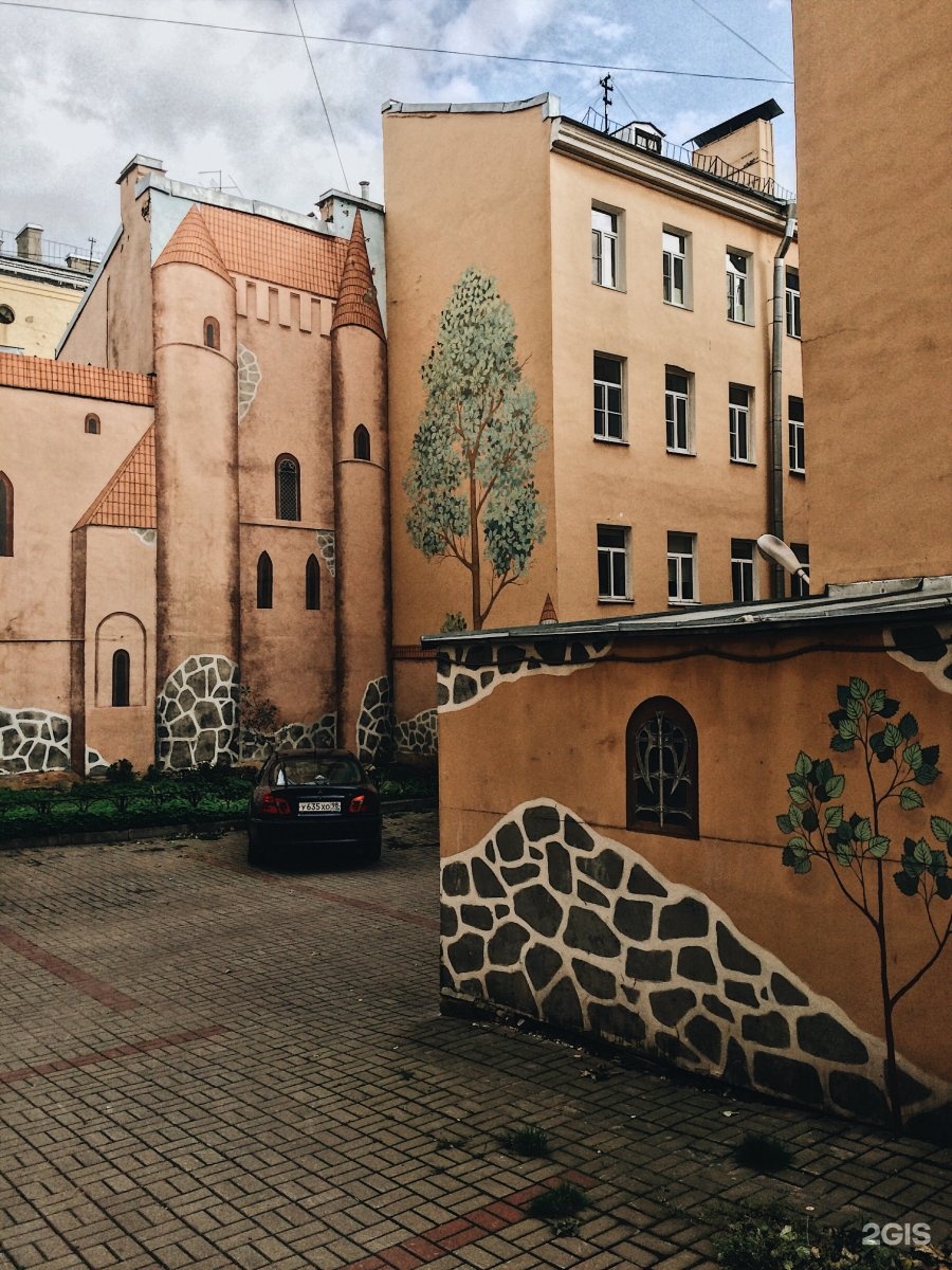 двор с замком санкт петербург