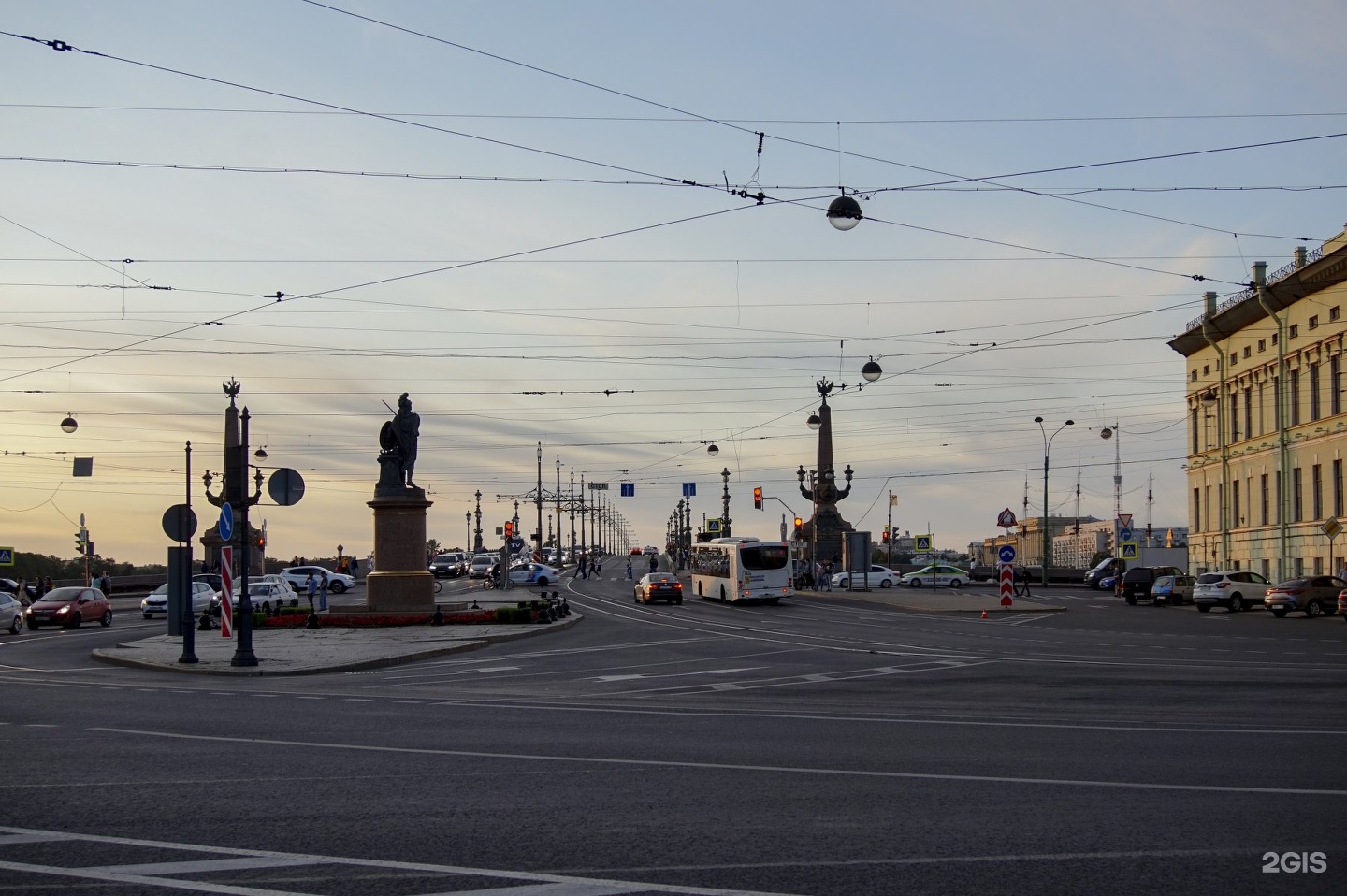 Угол невского и суворовского фото