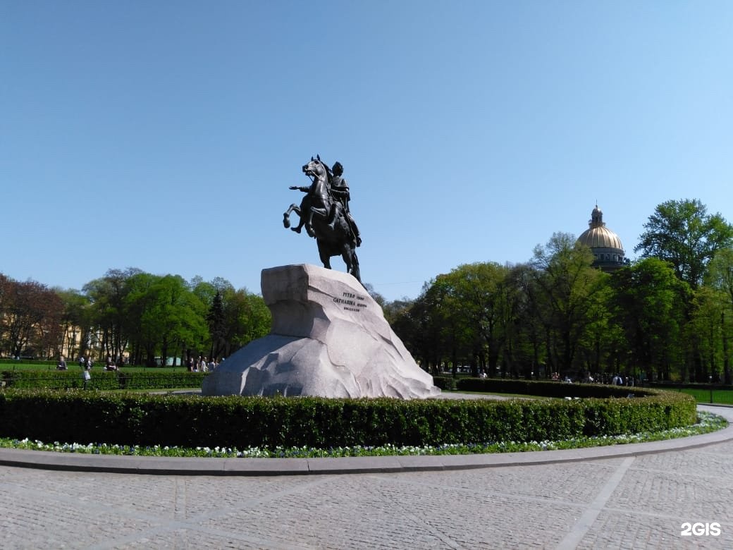 Памятник Петру i в сквере на Сенатской площади в Санкт-Петербурге