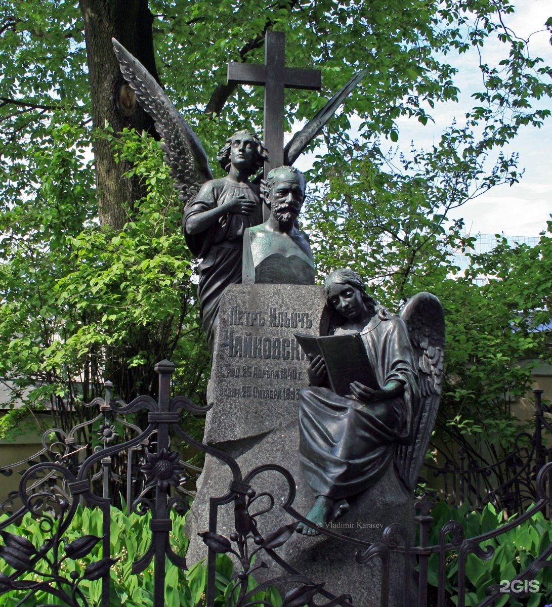 Могила Петра Чайковского. Памятник Чайковскому на могиле. Могила Чайковского фото.