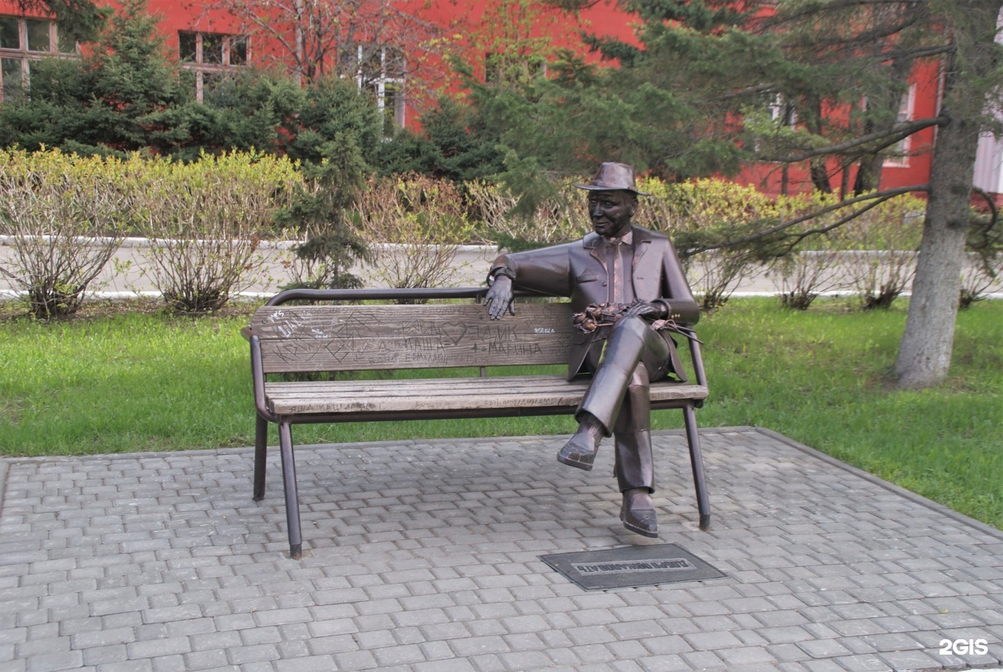 памятник пушкину сидит на скамейке