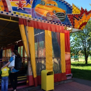 Парк Пушкина Саранск аттракционы. Аттракцион машинки. Автодром аттракцион. Парк аттракционов машинки.