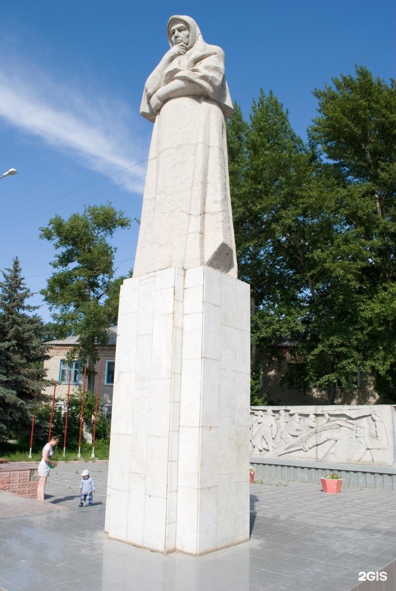 Ульяновская область город новоульяновск. Скорбящая мать Новоульяновск. Памятник Скорбящая мать Новоульяновск. Город Новоульяновск. Скорбящая мать памятник Минеральные воды.