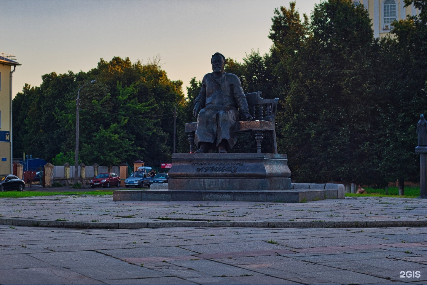 Памятник лескову в орле. Орел площадь Лескова. Лескова 2 Орел. Памятники Лескову в Орле история пяти памятников. Орел памятник Лескову и вид на Ленинскую.