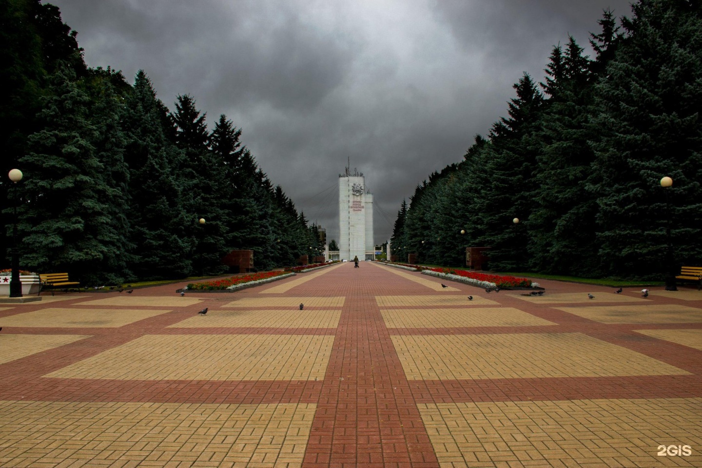 Мемориал павших курск. Мемориальный комплекс памяти павших Курск. Вечный огонь мемориал Курск. Памятник мемориал павших Курск.