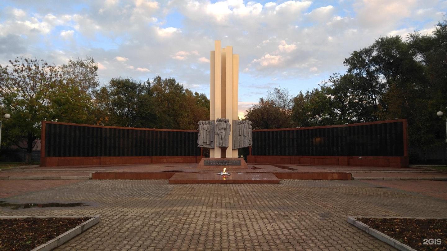 Мемориал памяти. Вечный огонь Уссурийск. Мемориал вечный огонь Уссурийск. Мемориал воинам-уссурийцам Уссурийск. Монумент погибшим воинам Великой Отечественной войны 1941-1945 гг.