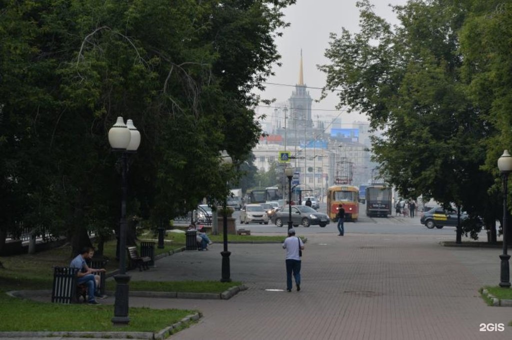 Екатеринбург проспект. Улица Ленина Екатеринбург. Аллея на Ленина Екатеринбург. Центральная аллея проспект Ленина Екатеринбург. Аллея на площади 1905 года Екатеринбург.