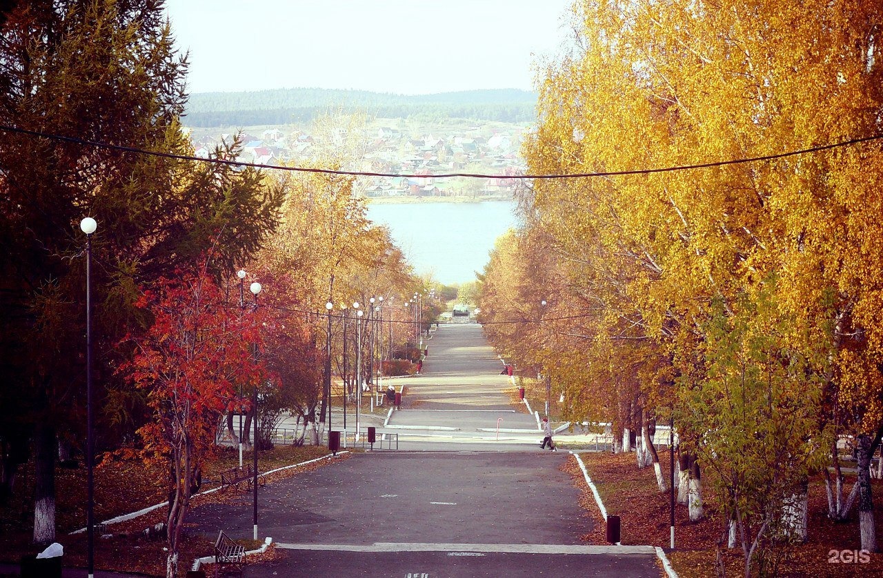 Улицы города первоуральска. Первоуральск аллея на Ватутина. Улица Ватутина Первоуральск. Аллея улицы Ватутина Первоуральск. Первоуральск улица Ватутина современный город.