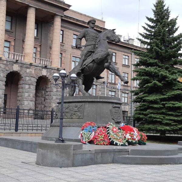 Памятник жукову в екатеринбурге фото