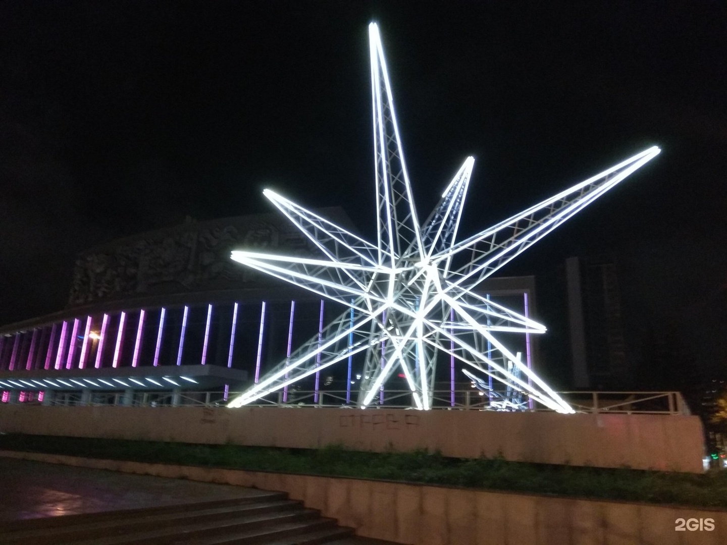 Звезда екатеринбург. Арт объект звезда Екатеринбург. Звезда в ЕКБ достопримечательности. Здание со звездой Екатеринбург. Звезды из Екатеринбурга.